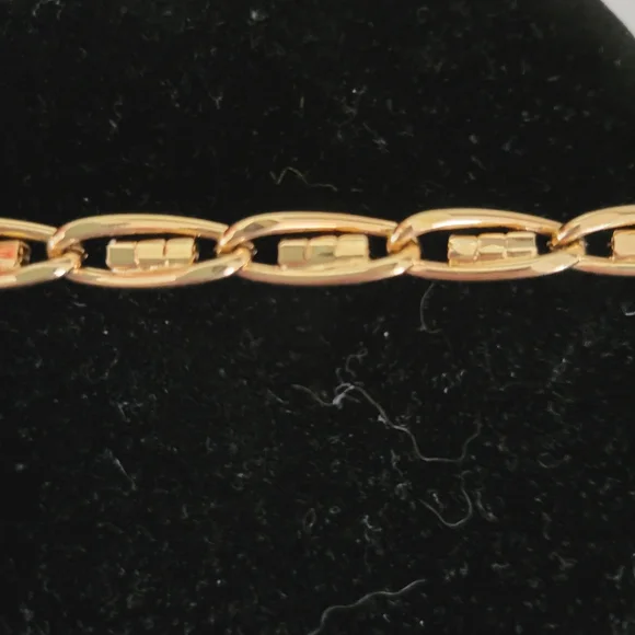 Elegant Gold Bracelet with Sparkling Accents - Picture 4 of 4